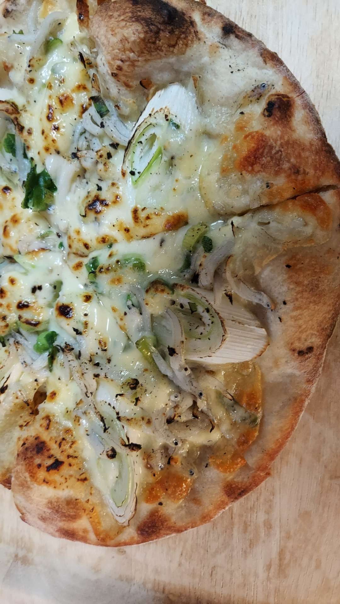 岡山市北区平田カフェレストランふらっと最新ピザのご紹介です。